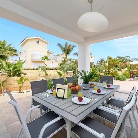 فيلة Sirens House